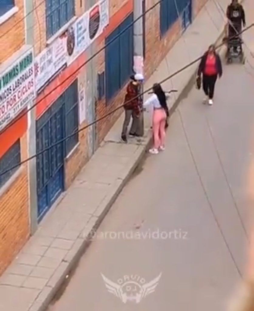 Mujer carga a novio con borracho