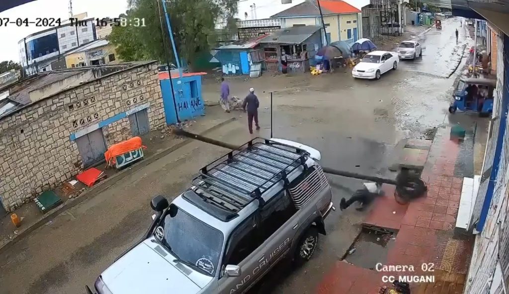 Poste cae sobre hombre y lo mata 