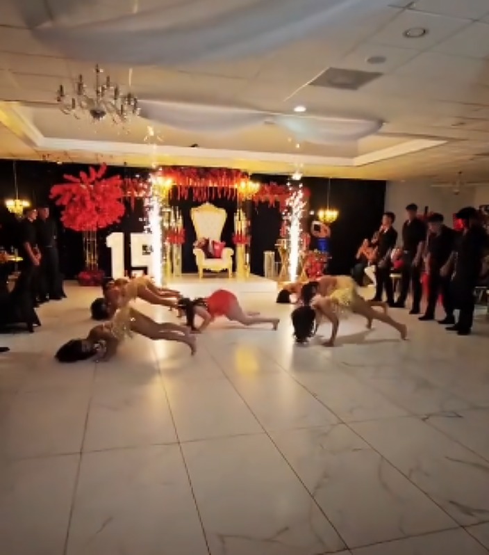 Quinceañera hace paso ede Anitta en Vals