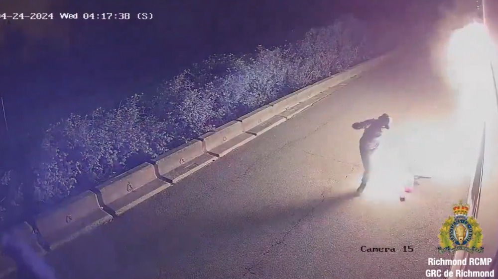 sujeto intena incendiar negocio en Canadá