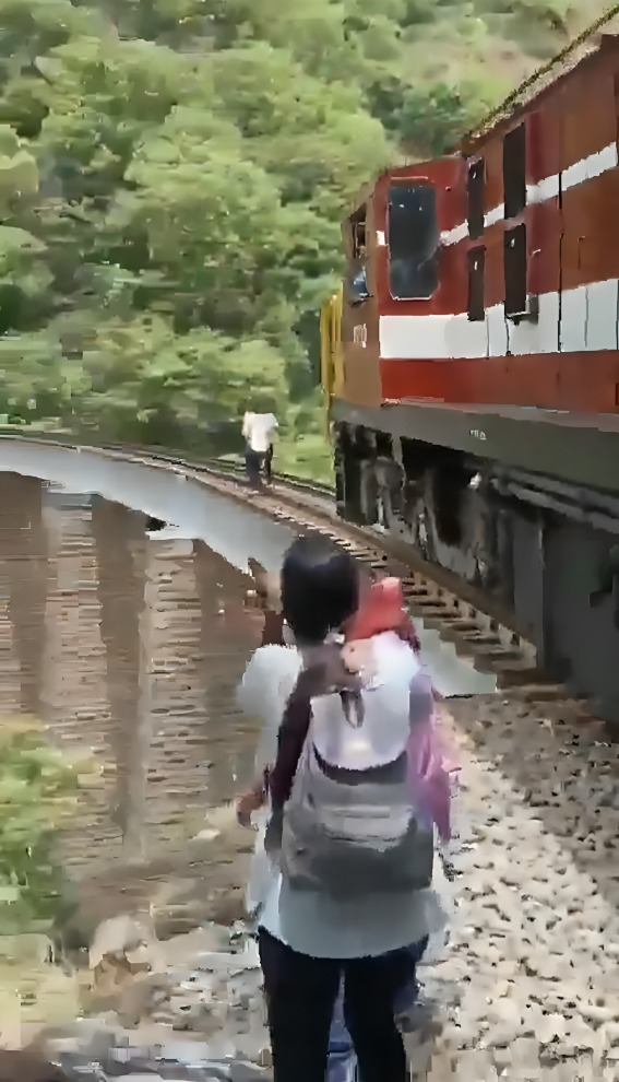 Pareja a punto de ser arrollada por tren