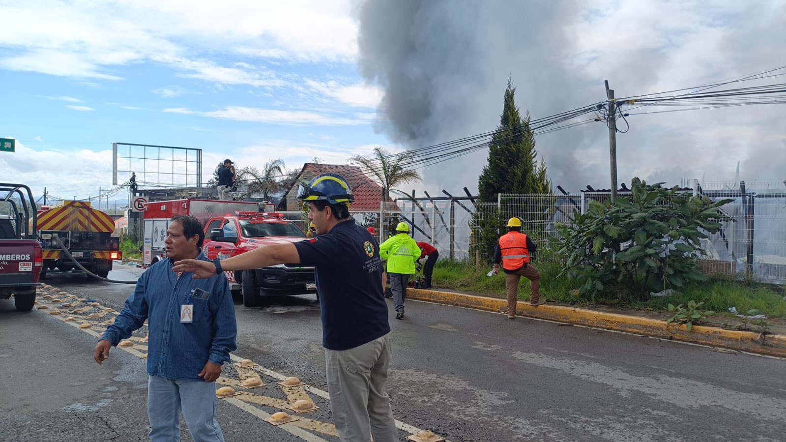 Videos del incendio en maderería de San Gregorio Atzompa