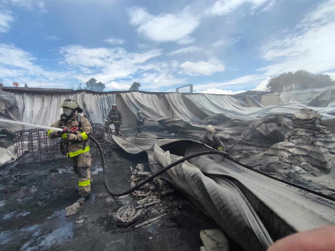 Difunden impactantes imágenes del incendio en maderería