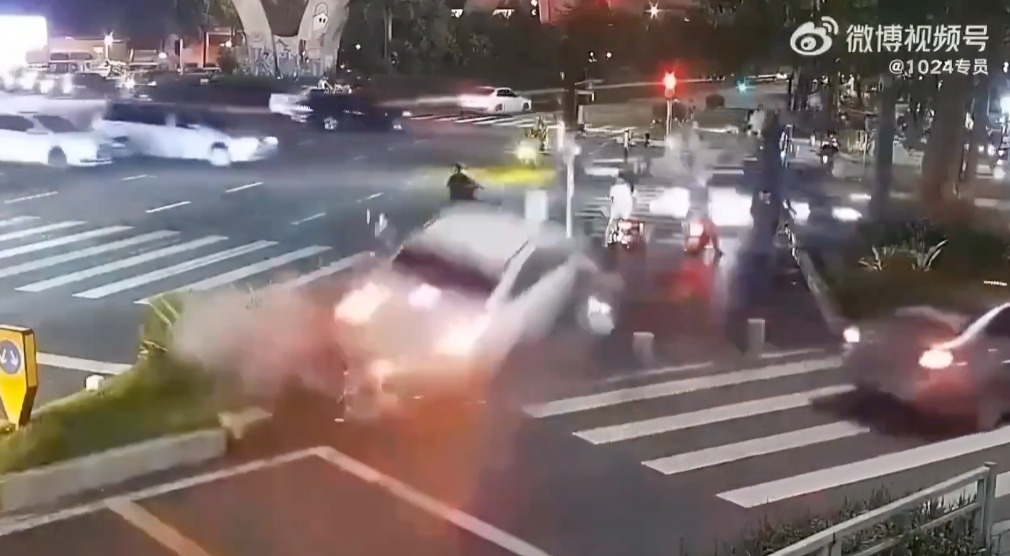 Auto genera destrozos en calles de China