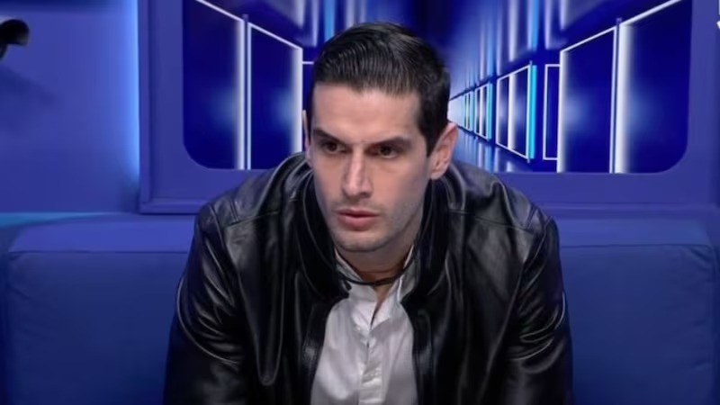 Adrián Marcelo inhala algo de sus manos en LCDLF