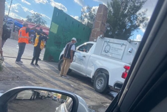 Policías recogen cuerpo de mujer que cayó de rueda de la fortuna