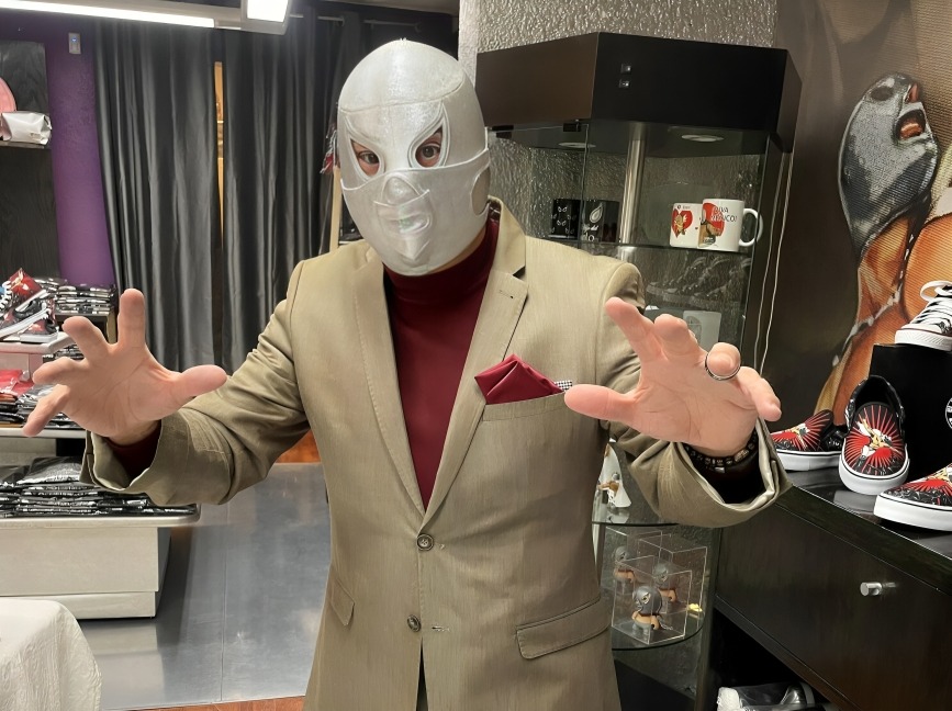 Hijo del Santo se quita la máscara