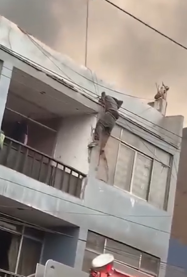 Hombre rescata perro durante incendio