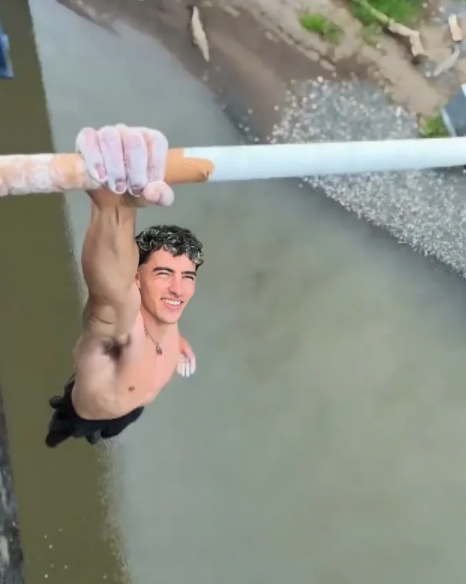 Influencer en río de cocodrilos