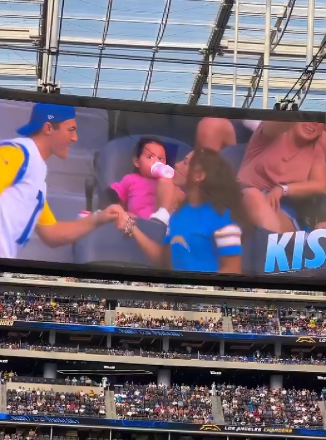 Joven propone matrimonio en kiss cam