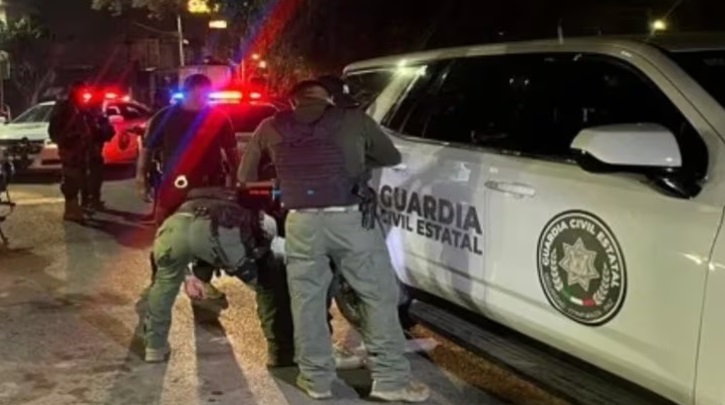 Conductor arrolla a militar durante arrancones