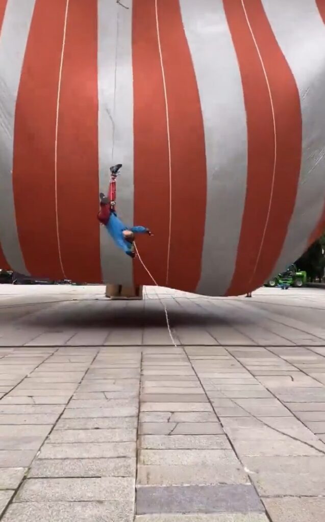 Mujer queda atorada en globo aerostático 