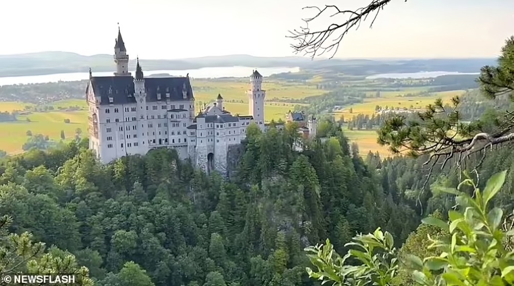 Natalie Stichova visitó castillo de La Bella Durmiente