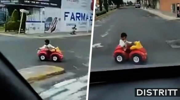 Niño cruza peligrosa avenida en carro de juguete