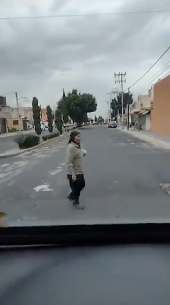 Captan a niño cruzando solo la calle con carro de juguete  