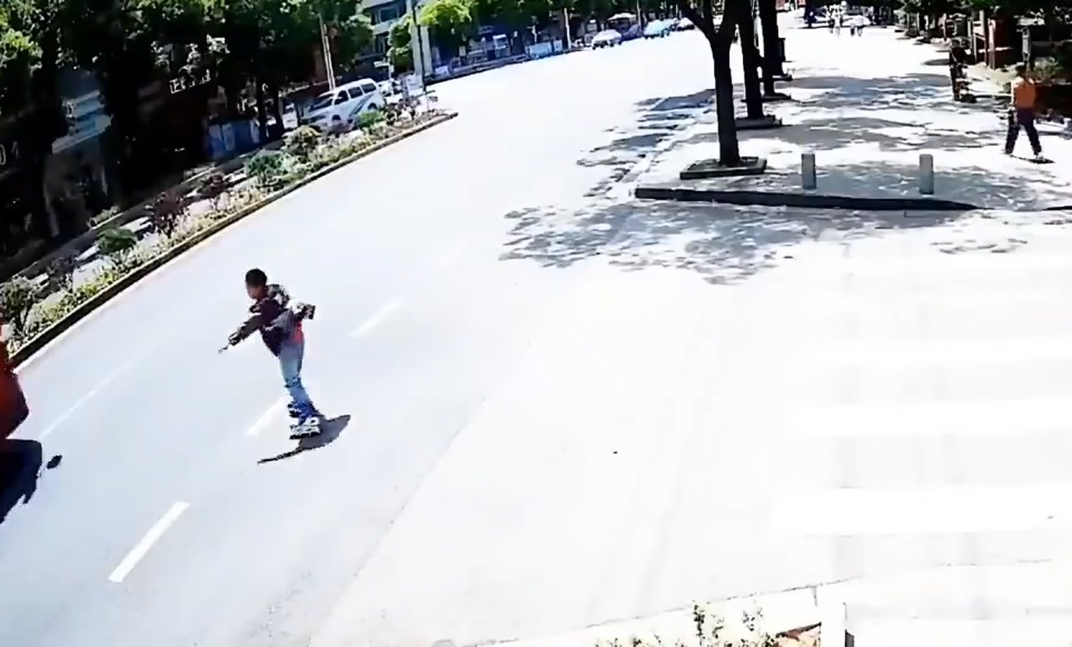 Patinadora no es capaz de frenar por la velocidad