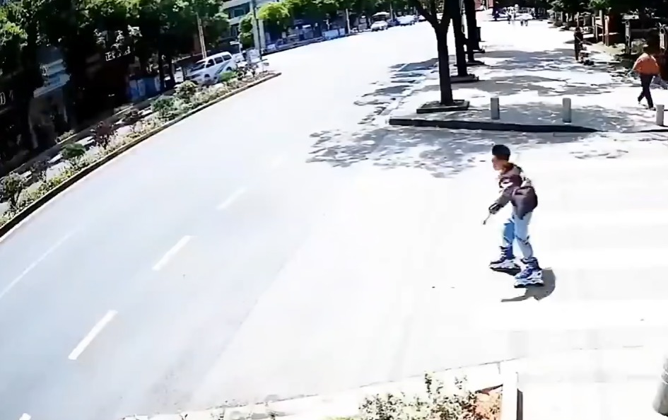 Patinadora pierde el control en avenida