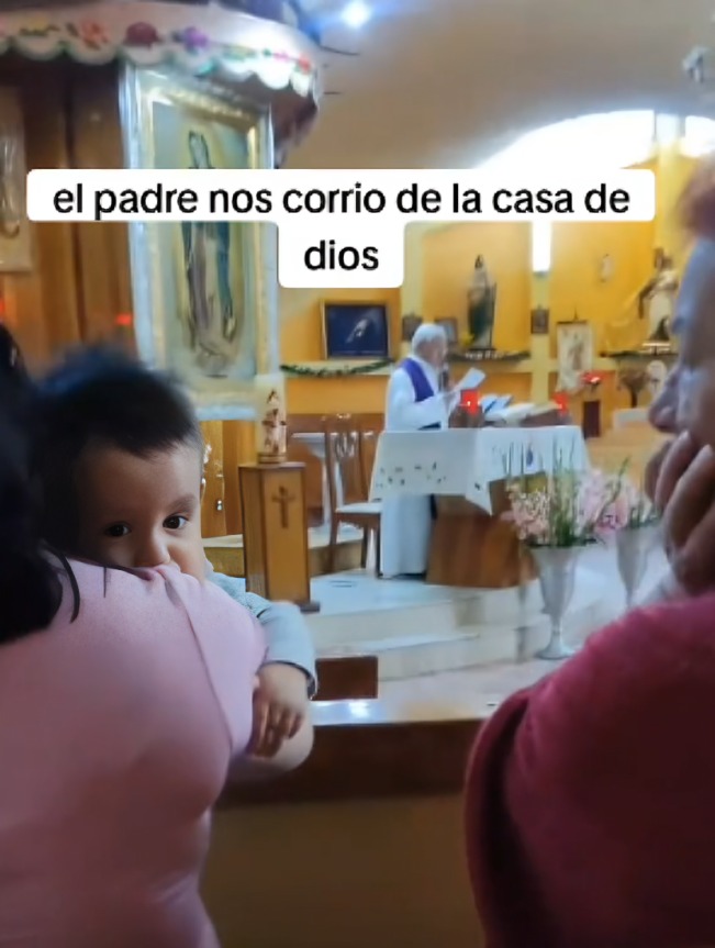 Sacerdote corre a mamá y bebé de misa