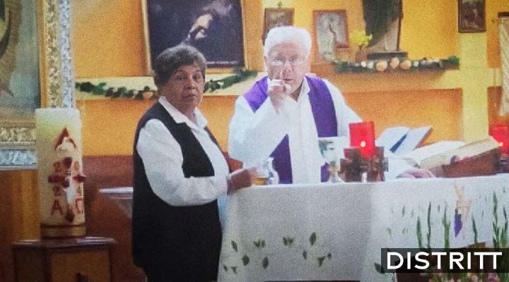 Sacerdote corre a mampa de iglesia por su bebé hacía ruido