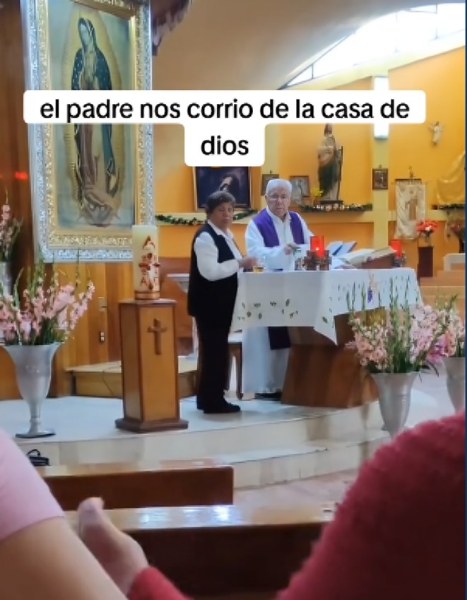 Sacerdote pide a mamá y su bebé que sagan de la iglesia