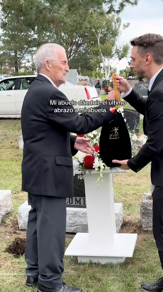 Abuelito da último beso a esposa antes de recibir eutanasia