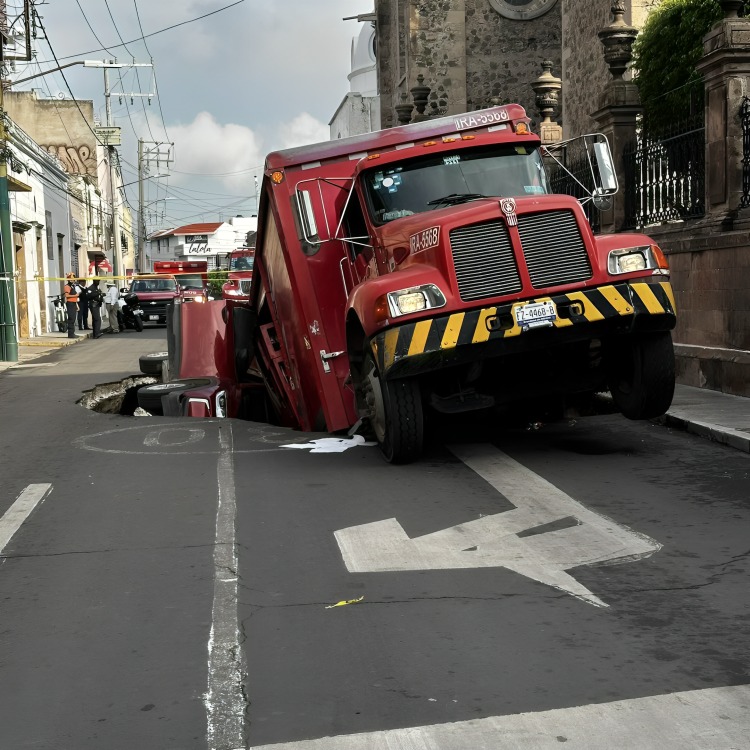 Accidente vehicular por socavón en Irapuato