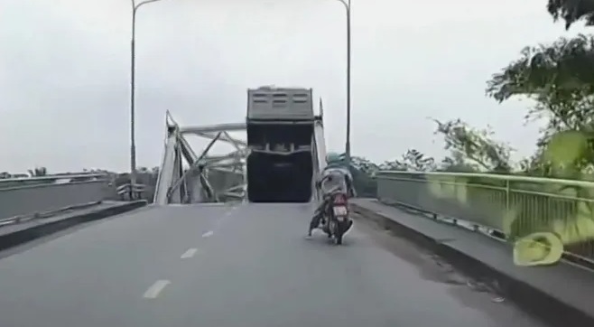 Cae puente en Vietnam y suceso es captado en video