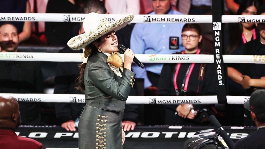 Camila Fernández. Multa por error al cantar Himno Nacional