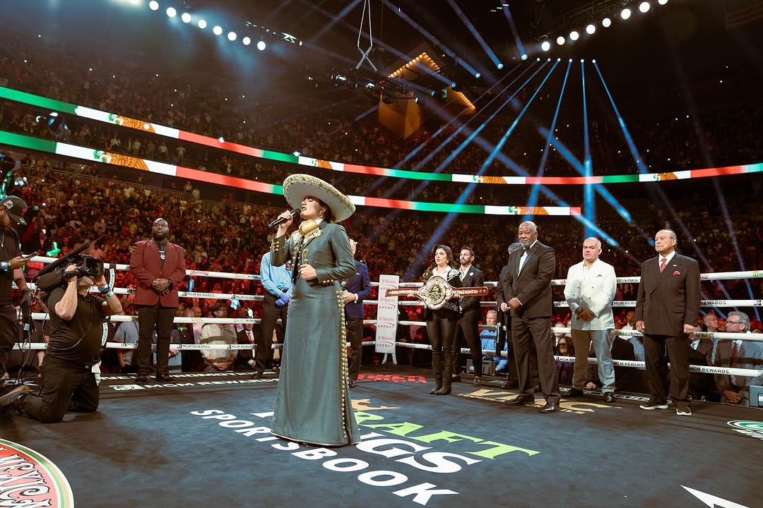 Camila Fernández reacciona a su error en el Himno Nacional