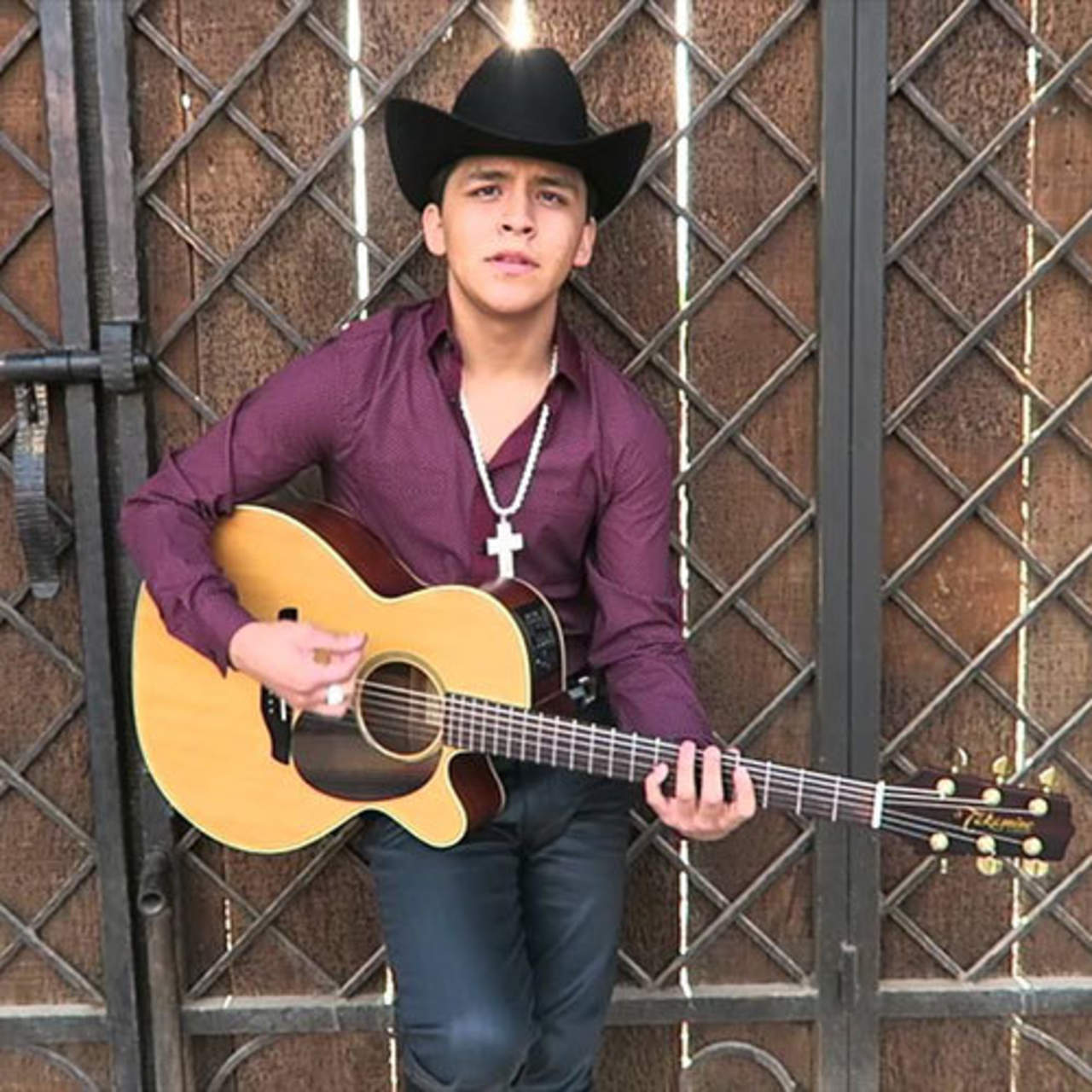 Christian Nodal antes y después de los tatuajes