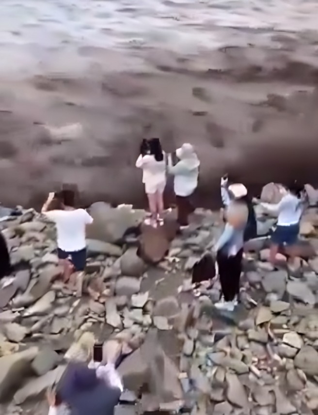 Corriente de río arrastra a turistas