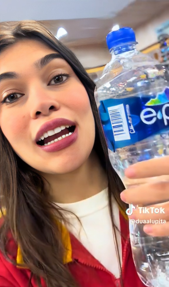Dua Lupita vive incómodo momento con indigente