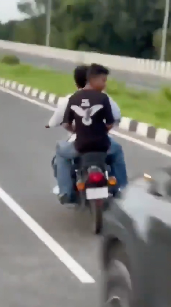 Jóvenes en moto cambian de carril y son arrollados