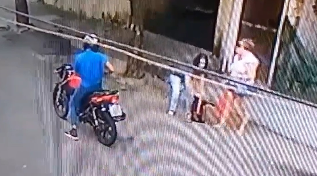 Joven intenta defender a su madre
