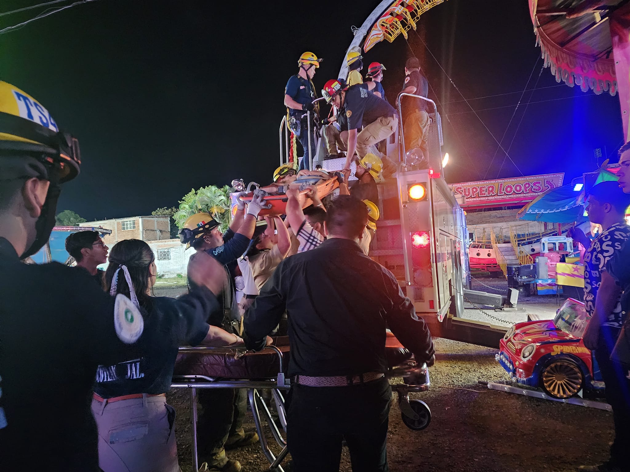 Juego mecánico falla; cinco personas quedan atrapadas