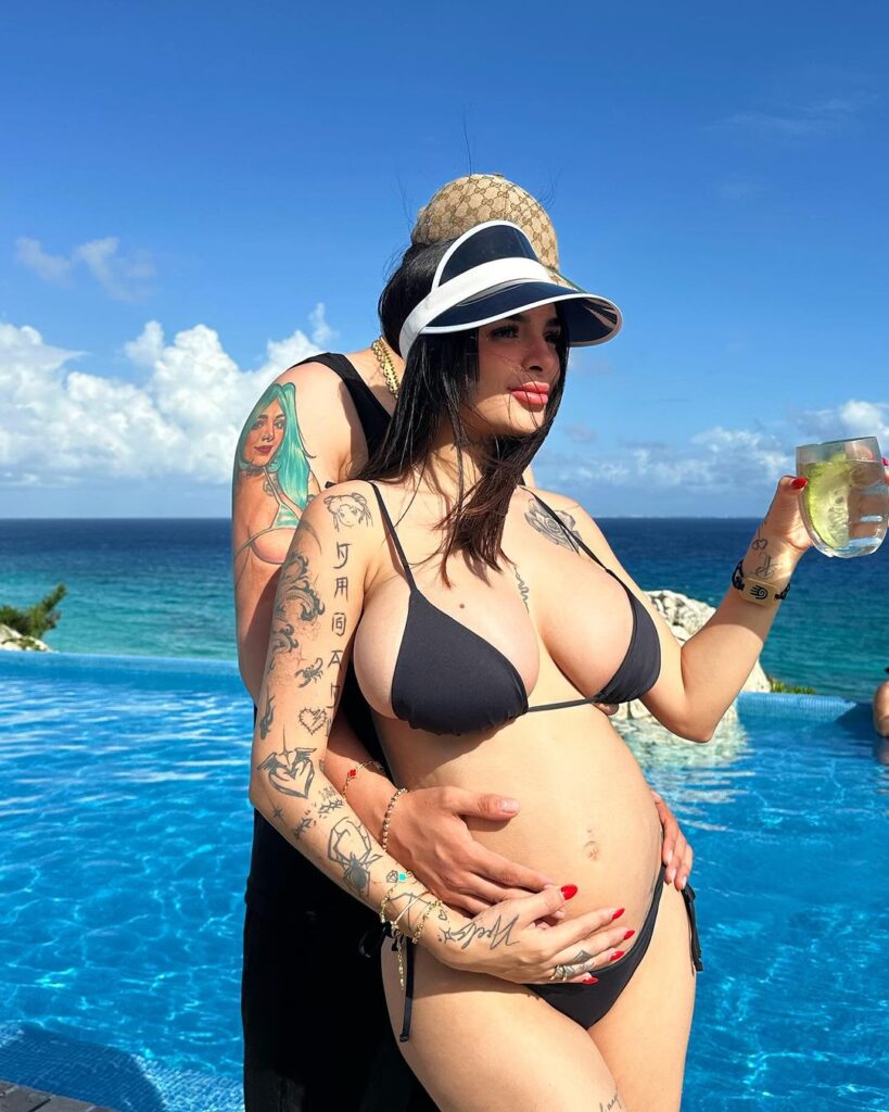 Karely Ruiz  y el papá de su pequeña