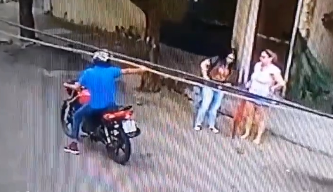 Sujeto asalta a madre e hija