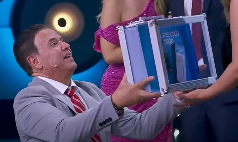 Mayito entrega premio a su esposa