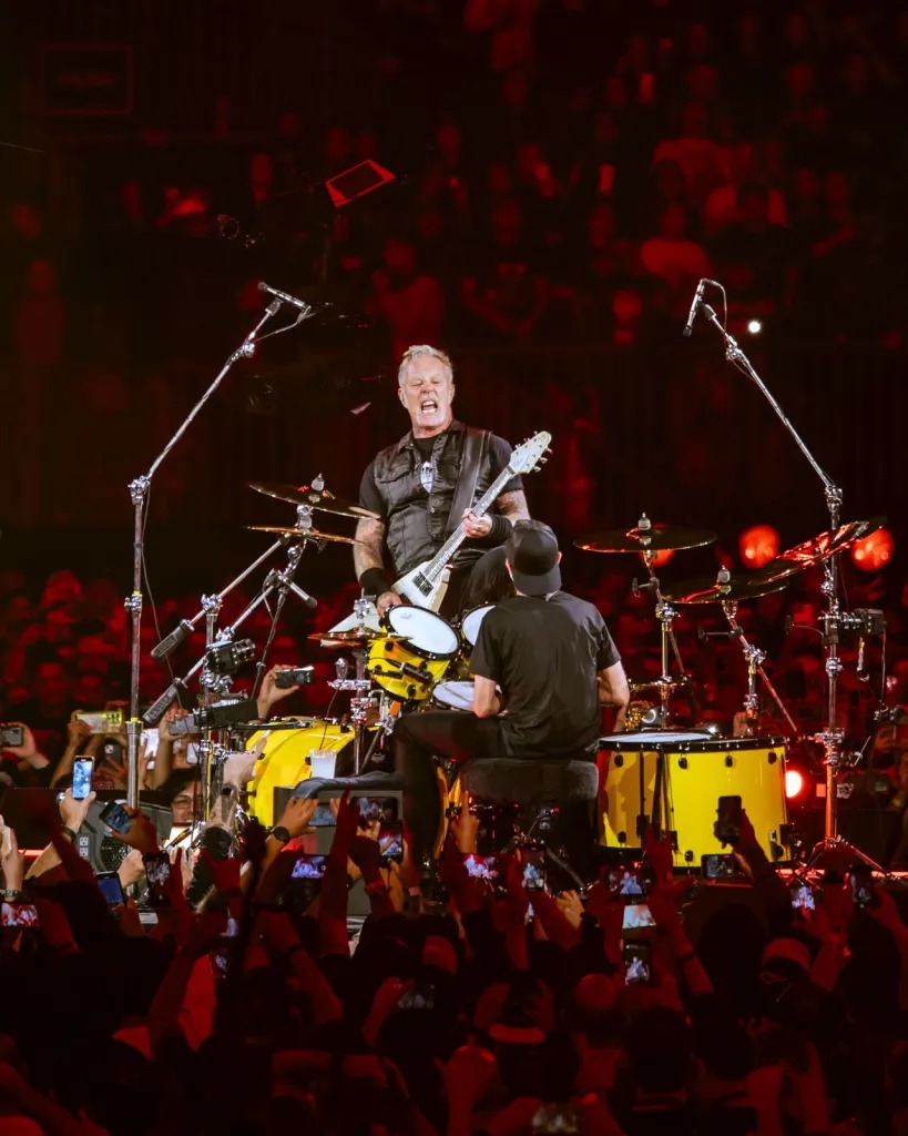 Metallica canta "El ADO" de El Tri