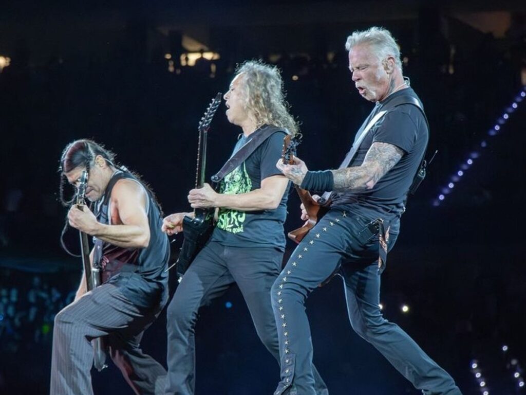 Metallica interpreta canciones clásicas del Rock en español