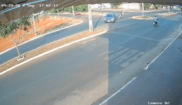 Captan momento en que motociclista choca con automóvil