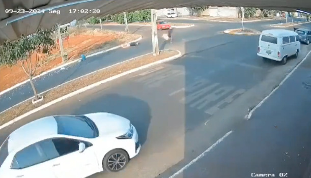 Captan momento en que motociclista choca con automóvil