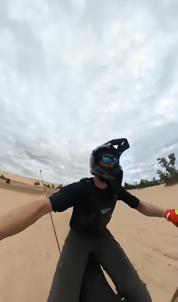 Motociclista choca contra jeep