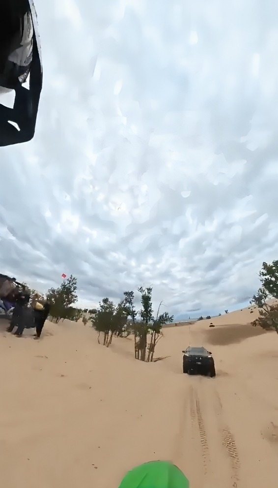 Motociclista impacta contra camioneta jeep