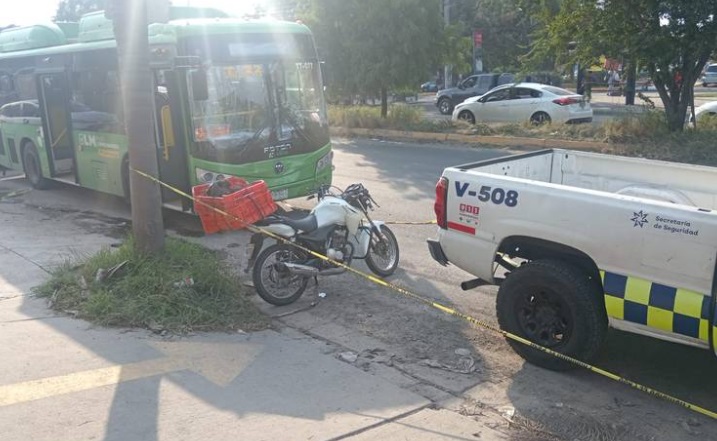 Tráiler aplasta a motociclista en Jalisco