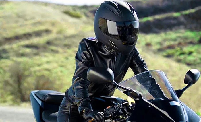 Motociclista sale disparado tras impactar con Jeep