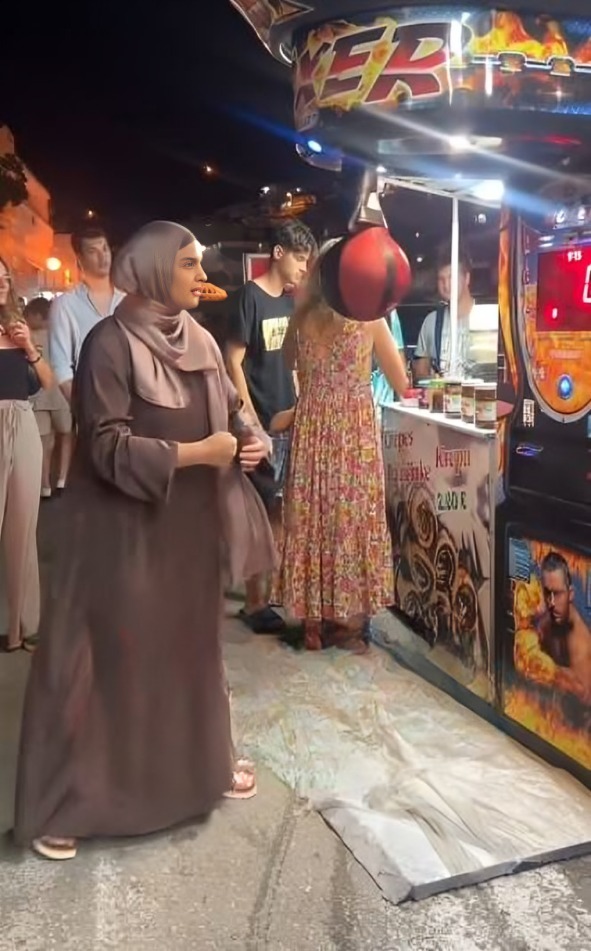 Mujer golpea con todas sus fuerzas a colchoneta en forma de pera