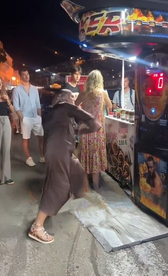Mujer rompe récord de boxeo con un solo golpe