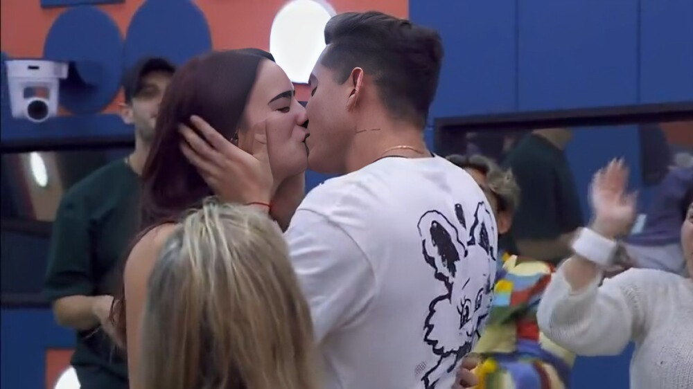 Redes comparan beso de Agustín y Gala con el de Karime