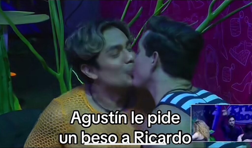 Ricardo peralta da beso a Agustín Fernández 